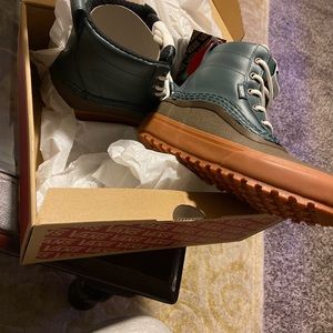 Bran new Vans winter boots size 8